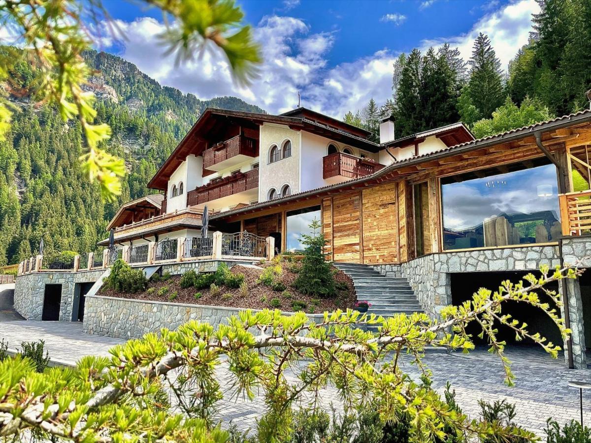 Hotel Niblea Dolomites Ortisei Exterior photo